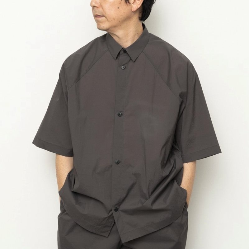STILL BY HAND　軽量ナイロン・変形ラグランスリーブの半袖シャツ