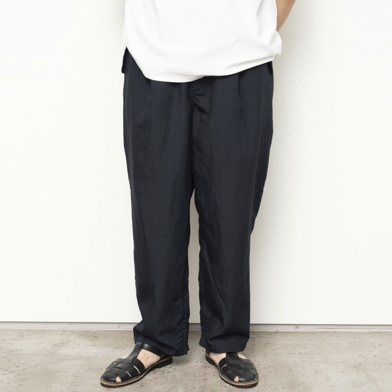 STILL BY HAND　リネン／レーヨンで仕上げたトレーニングパンツ
