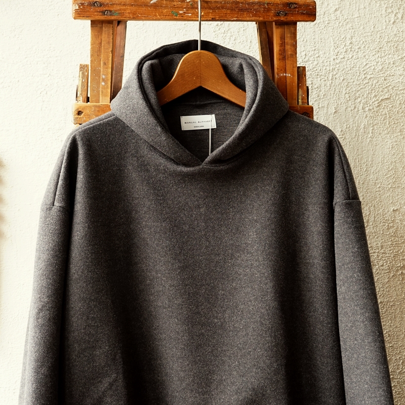 MANUAL ALPHABET ウールライクなジャージー素材のプルオーバーパーカー