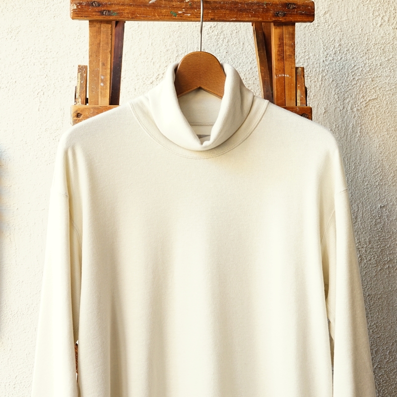 CURLY　やわらかく暖かいジャージー素材のタートルネック