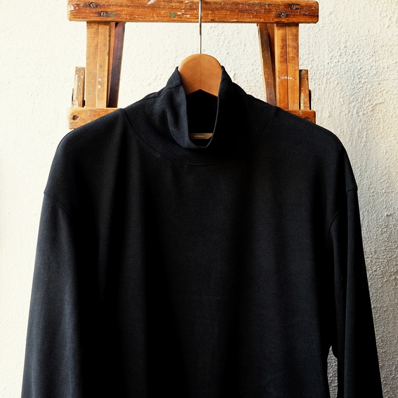 LAMOND スエード調の滑らかなハイネックプルオーバー