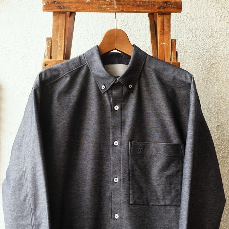 CURLY　デニムの様な表情・ツイルジャージー素材のB.D.シャツ