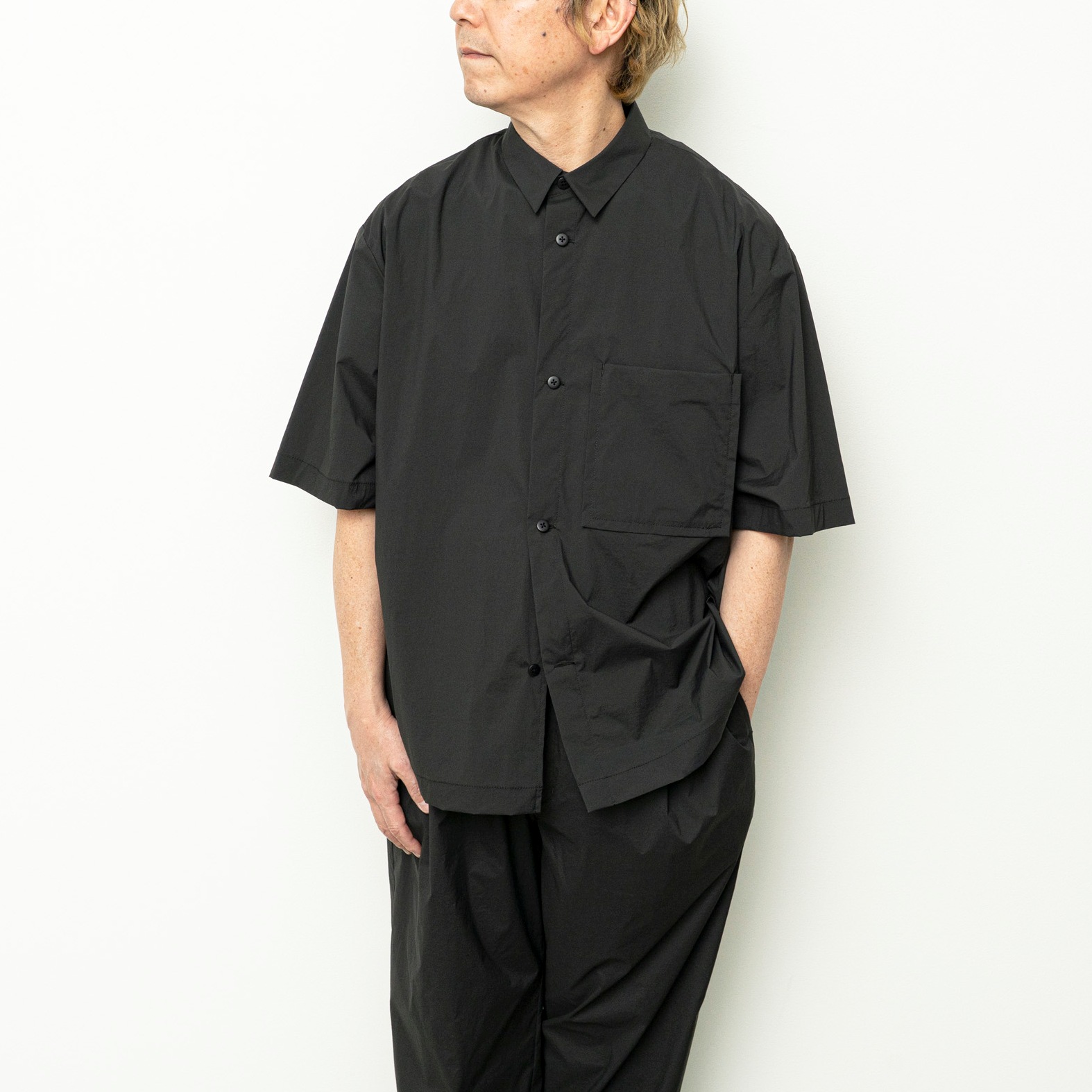 STILL BY HAND　軽量ナイロンの半袖レギュラーカラーシャツ