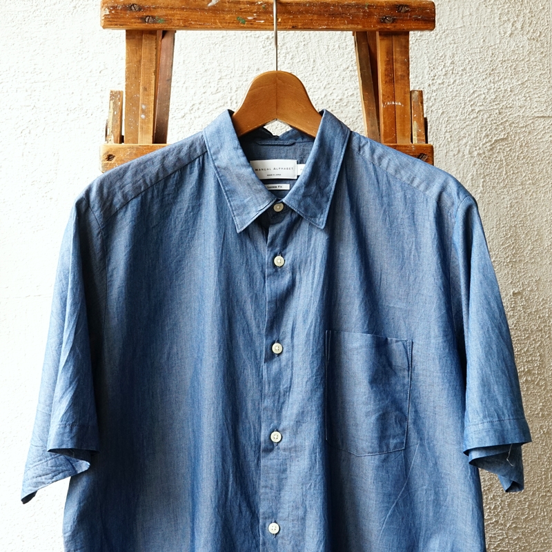 MANUAL ALPHABET　3.25oz・軽量感のあるデニム素材の半袖シャツ
