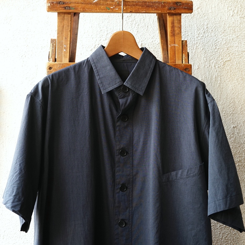 maillot　ブラックと白糸を交互に混ぜたブロード素材の半袖シャツ